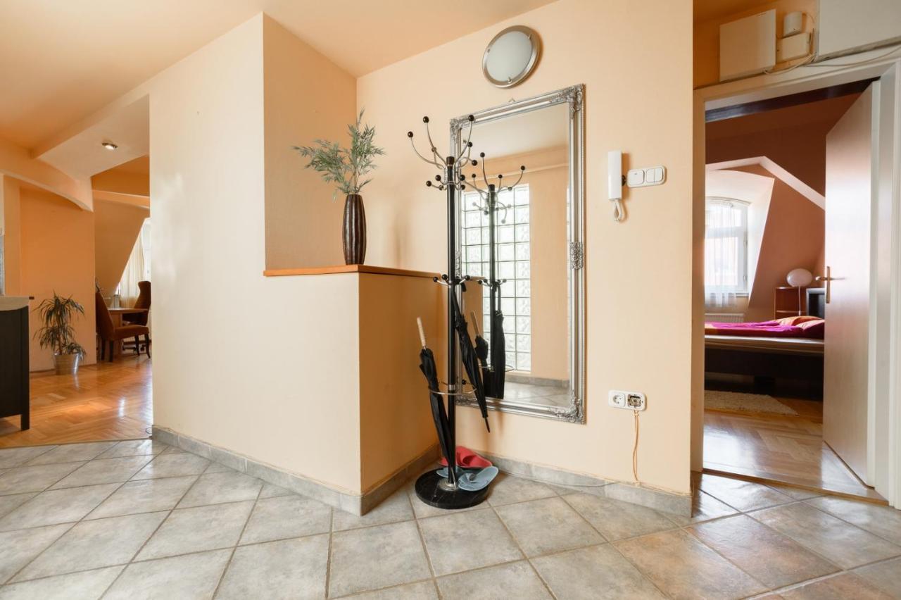 View To The Roofs Luxury Apartment With 2 Bedrooms Budapest Esterno foto