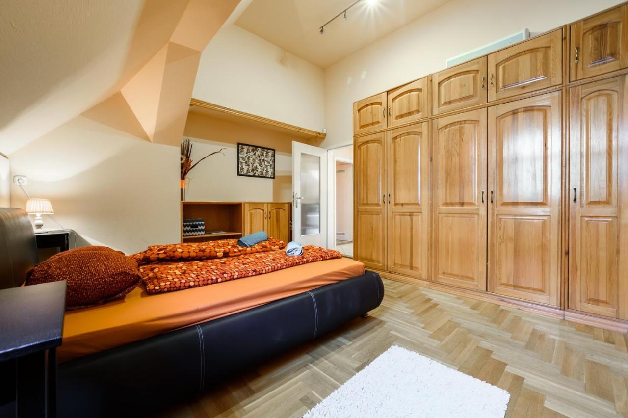 View To The Roofs Luxury Apartment With 2 Bedrooms Budapest Esterno foto