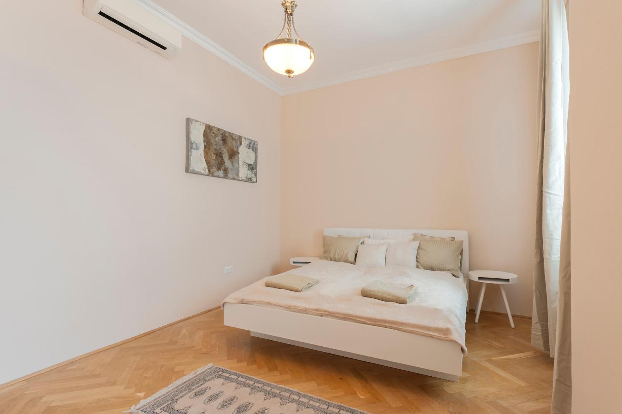 View To The Roofs Luxury Apartment With 2 Bedrooms Budapest Esterno foto
